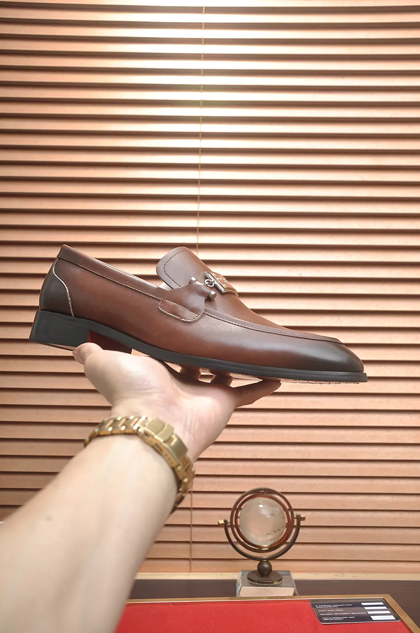 Men's men's shoes 💰500💶🌲 DG top 🔍🔍Men's new leather shoes 🚹 are on sale at the same time at the counter ⚠The uppers are imported cowhide from Italy, the entire imported cowhide lining, imported accessories 💪💪, completely 1⃣️ vs 1⃣️ replica 🇮 🇹💪💪, ⚠Sole: The original sole is specially provided by the original factory, the exclusive movable molded sole is super comfortable, ⚠The original factory follows the order, 🔍🔍high quality, you can enter and exit the counter at will, welcome to compare ⚠Size: 38-44 (45 customized)